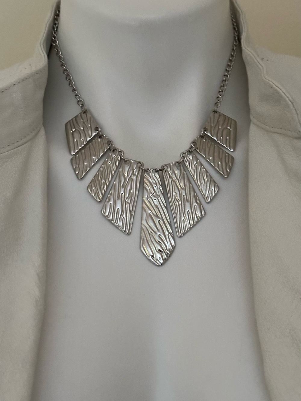 Silver Textured Plate Small To Large Statement Bib Paperclip Chain Necklace